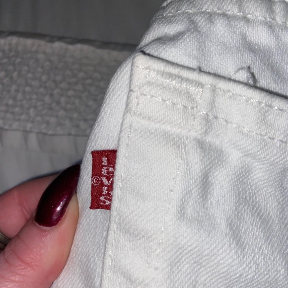 White Levi's 550 Jeans - Picture 5 of 6